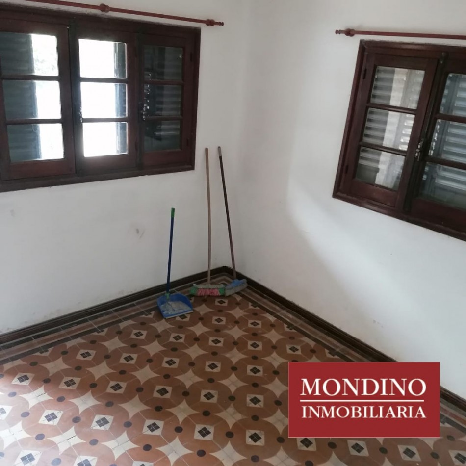 VENDO CASA DOS DORMITORIOS - MONTE MAIZ - BUEN ESTADO GRAL.-