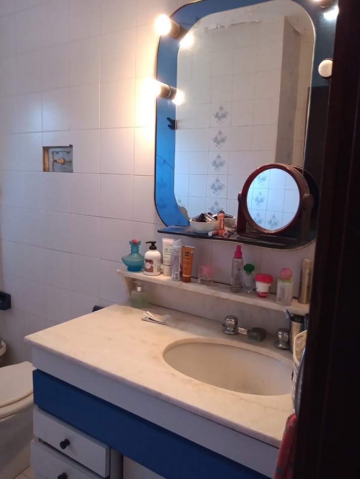 VENDO CASA TRES DORMITORIOS - CENTRO MONTE MAIZ.-