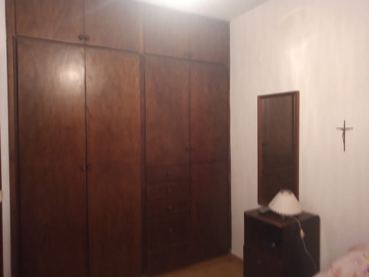 VENDO CASA TRES DORMITORIOS - CENTRO MONTE MAIZ.-