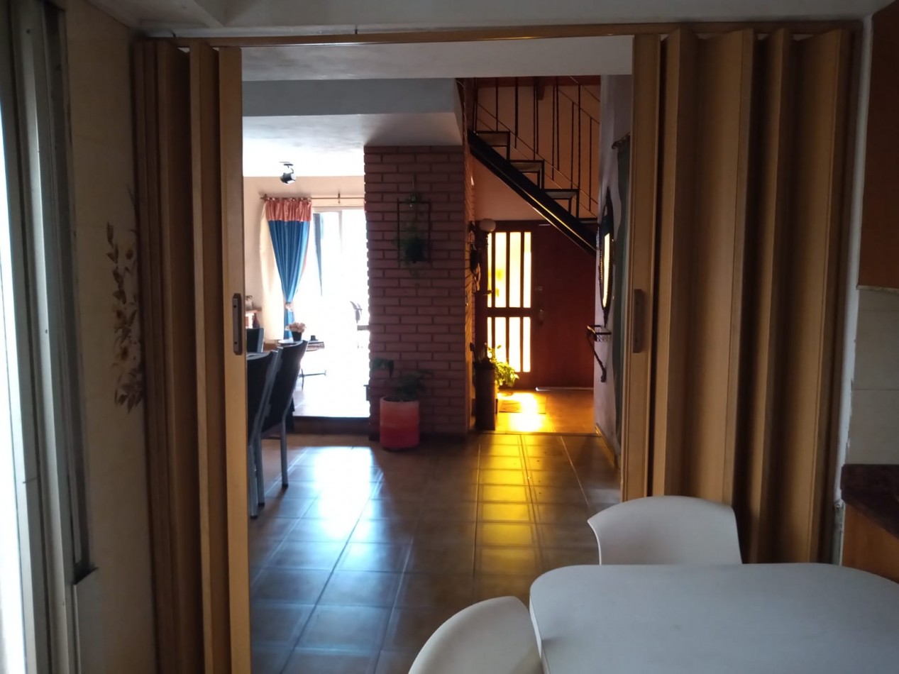 VENDO CASA TRES DORMITORIOS - CENTRO MONTE MAIZ.-