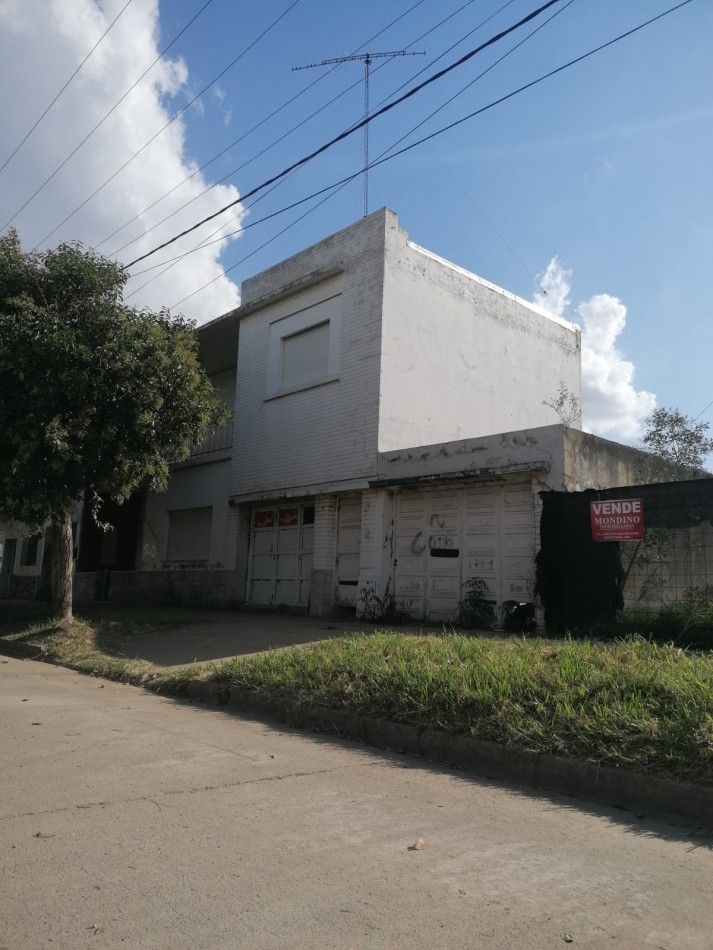 VENDO CENTRO MONTE MAIZ - LOTE CON GRAN SUPERFICIE.-