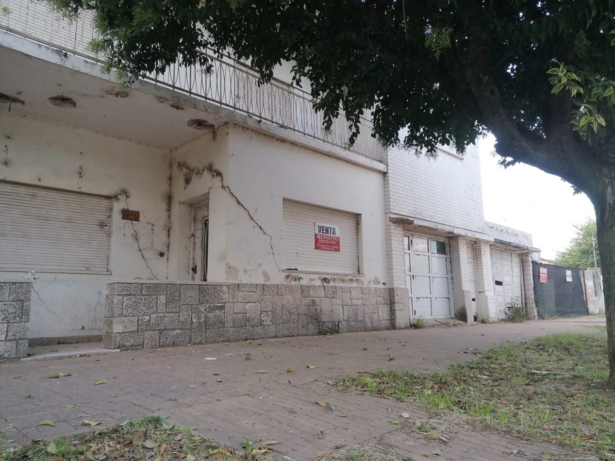 VENDO CENTRO MONTE MAIZ - LOTE CON GRAN SUPERFICIE.-