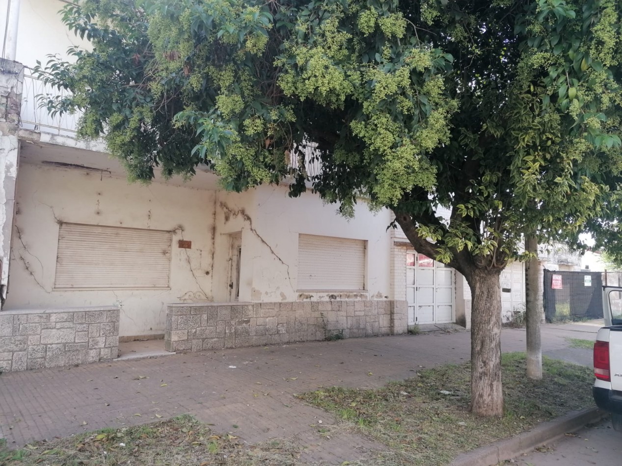 VENDO CENTRO MONTE MAIZ - LOTE CON GRAN SUPERFICIE.-