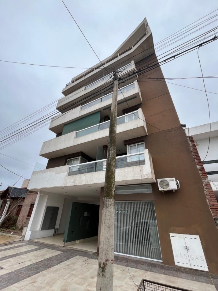 VENTA DEPARTAMENTO EDIFICIO LISANDRO I - MONTE MAIZ 