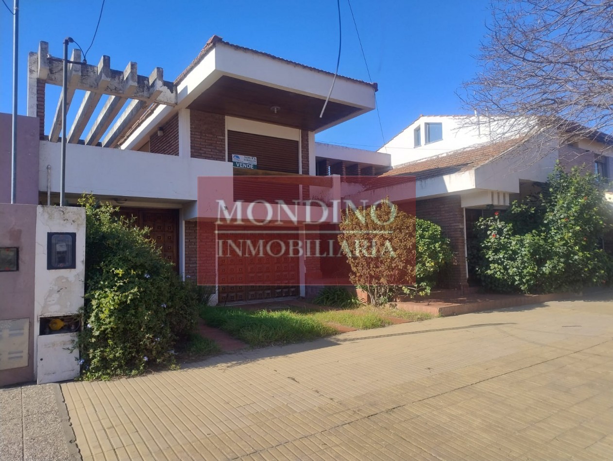 VENTA CASA CATEGORIA MONTE MAIZ - CENTRO - CON ESP. P/CONSULTORIO