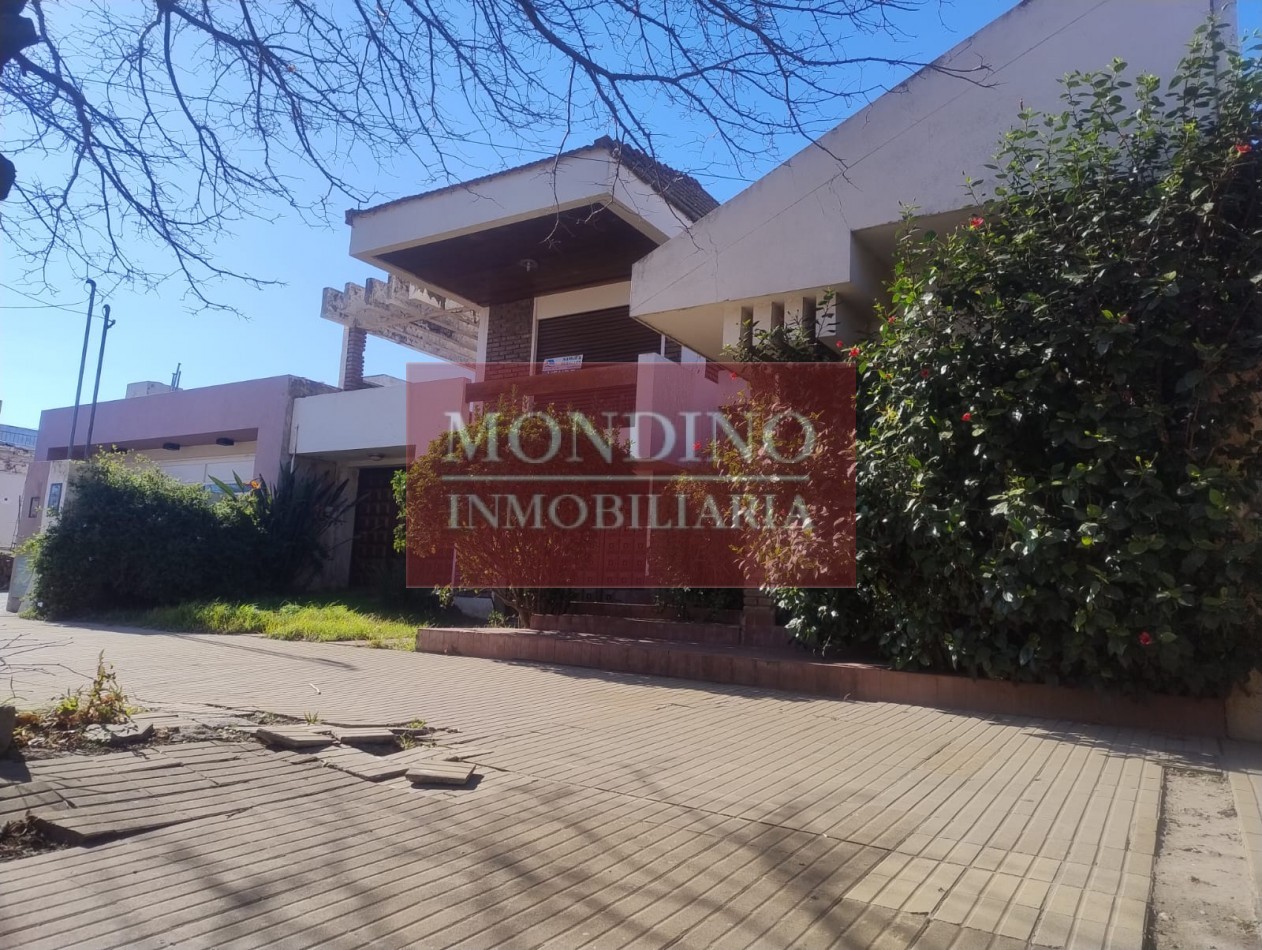 VENTA CASA CATEGORIA MONTE MAIZ - CENTRO - CON ESP. P/CONSULTORIO