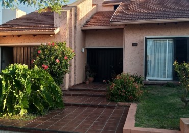 VENDO CASA TRES DORMITORIOS - CENTRO MONTE MAIZ.-
