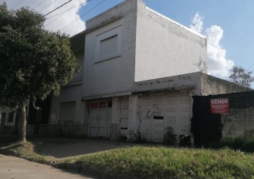 VENDO CENTRO MONTE MAIZ - LOTE CON GRAN SUPERFICIE.-